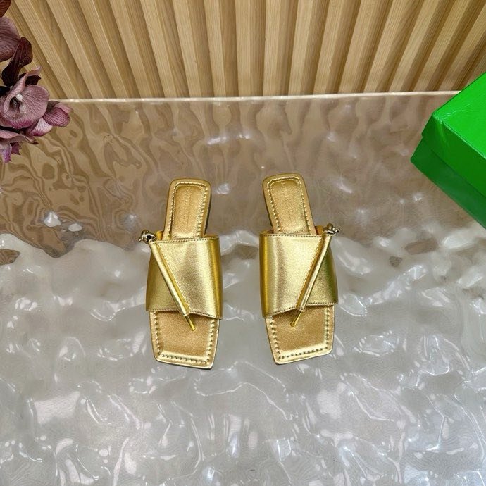 Шльопанці шкіряні жіночі фото 5