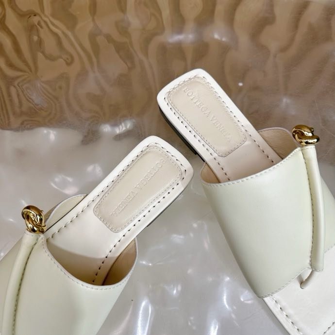 Шльопанці шкіряні жіночі фото 5