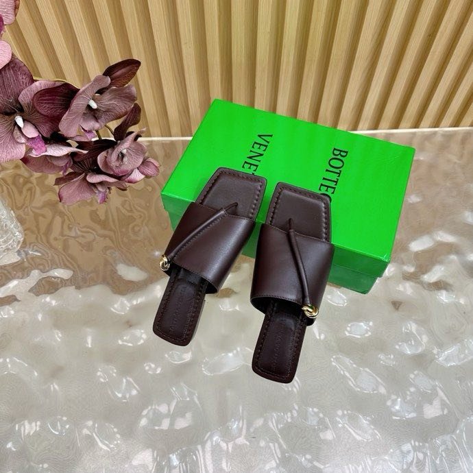 Шльопанці шкіряні жіночі фото 7