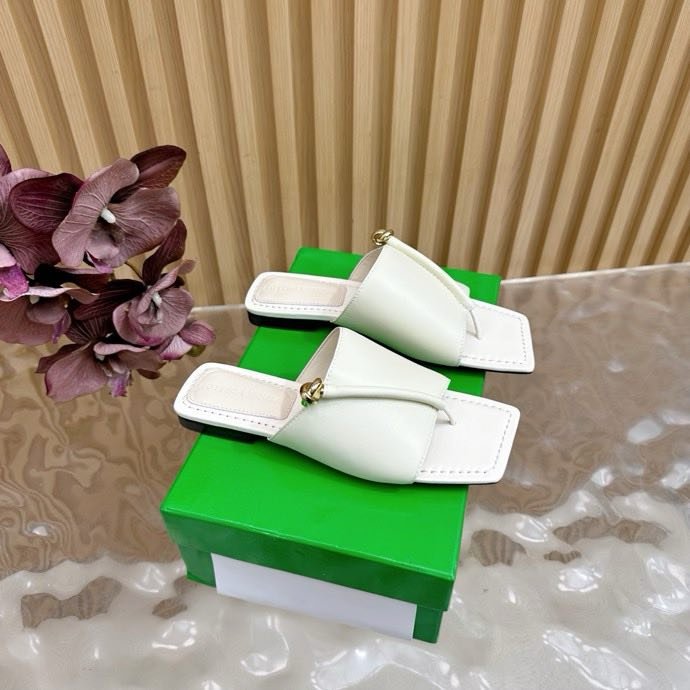 Шльопанці шкіряні жіночі фото 7