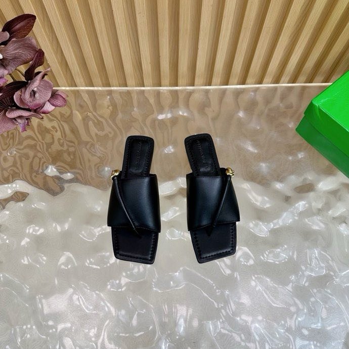 Шльопанці шкіряні жіночі фото 8