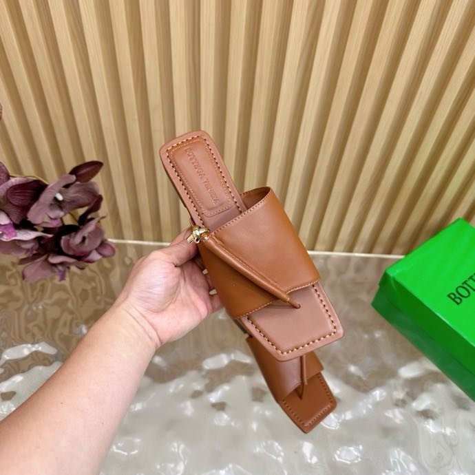 Шльопанці шкіряні жіночі фото 8