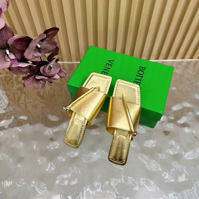 Шльопанці шкіряні жіночі фото 8