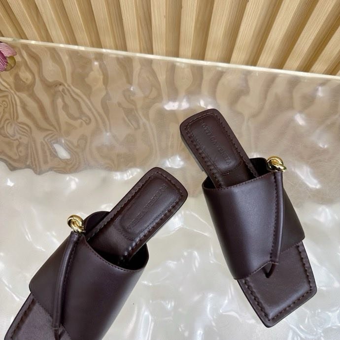 Шльопанці шкіряні жіночі фото 8