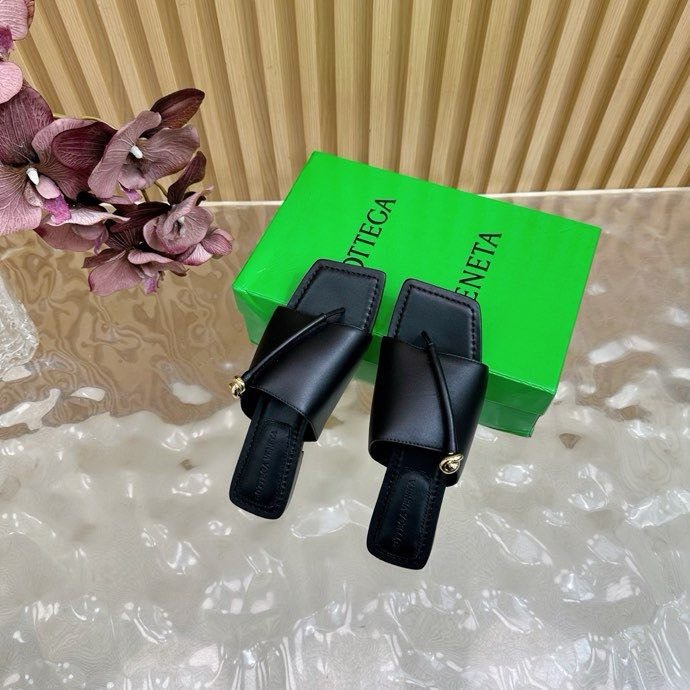 Шльопанці шкіряні жіночі фото 9