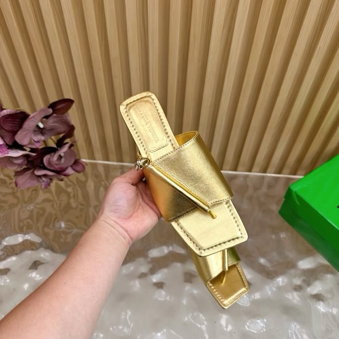 Шльопанці шкіряні жіночі фото 9