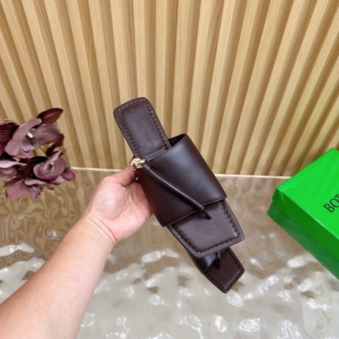 Шльопанці шкіряні жіночі фото 9