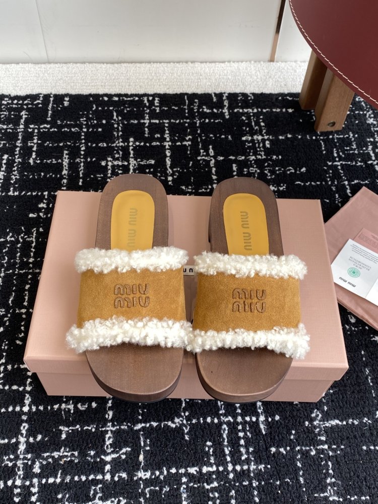 Шльопанці хутряні жіночі