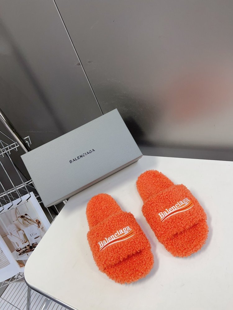 Шлепанцы меховые женские