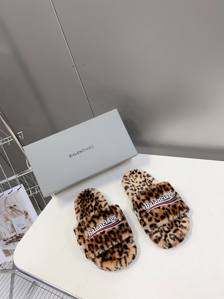 Шлепанцы меховые женские