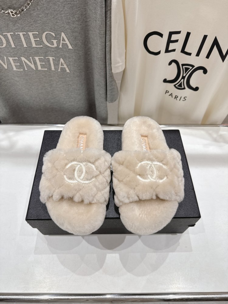 Шлепанцы меховые женские