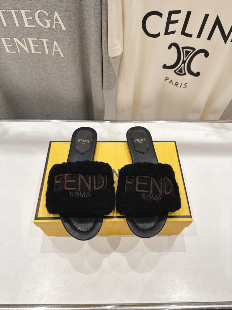 Шлепанцы меховые женские