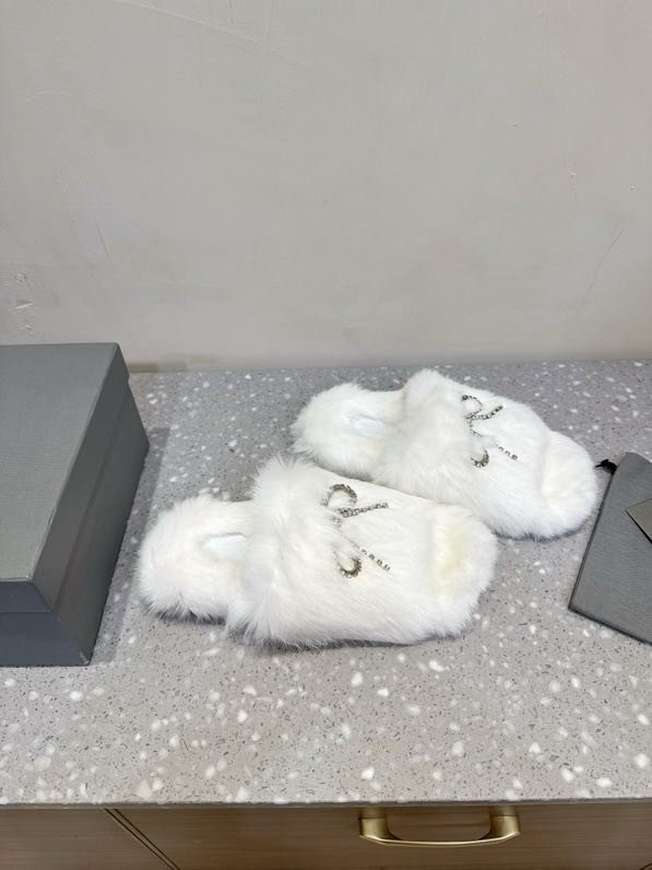 Шльопанці хутряні жіночі