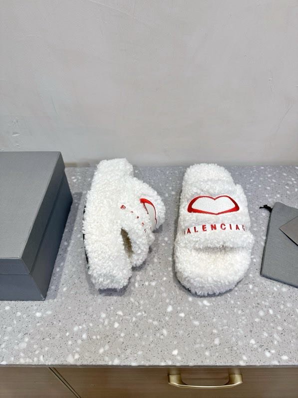 Шльопанці хутряні жіночі