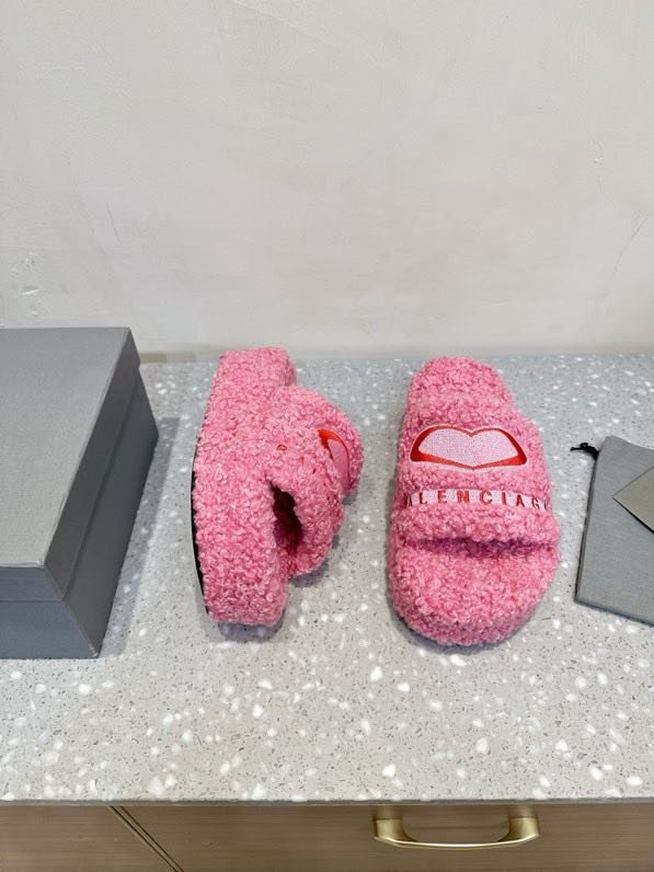 Шльопанці хутряні жіночі