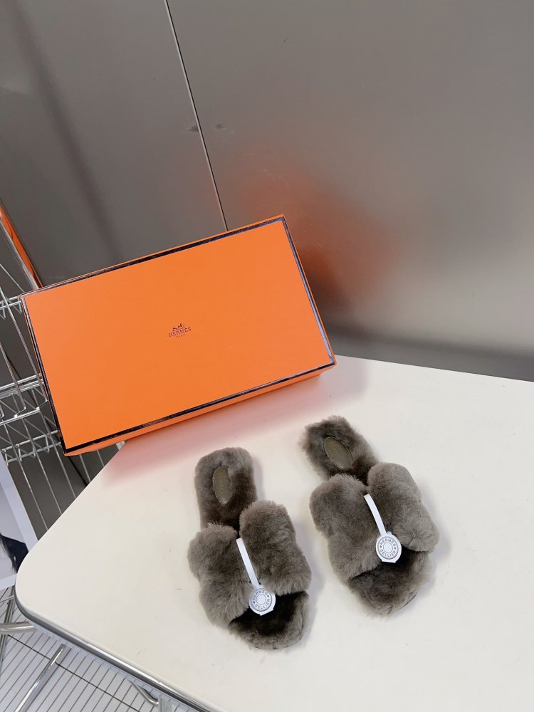 Шлепанцы меховые женские