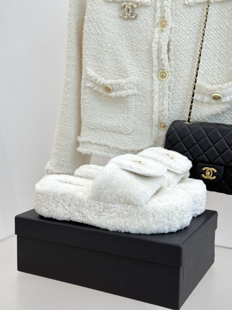 Шлепанцы меховые женские