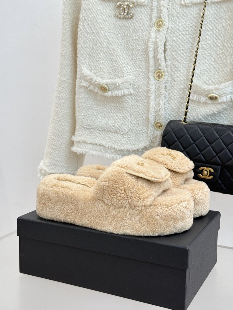 Шлепанцы меховые женские