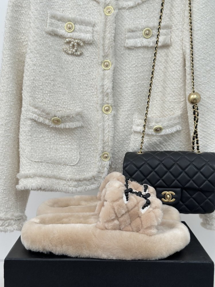 Шльопанці хутряні жіночі