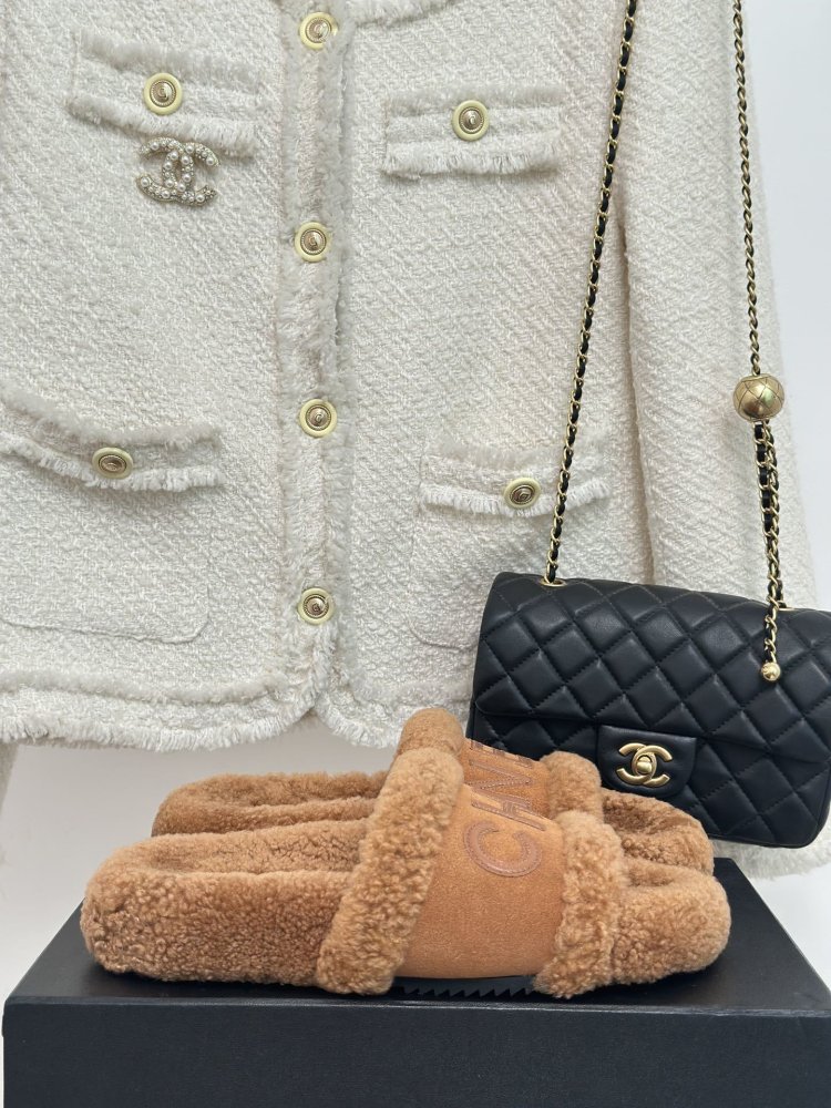 Шльопанці хутряні жіночі