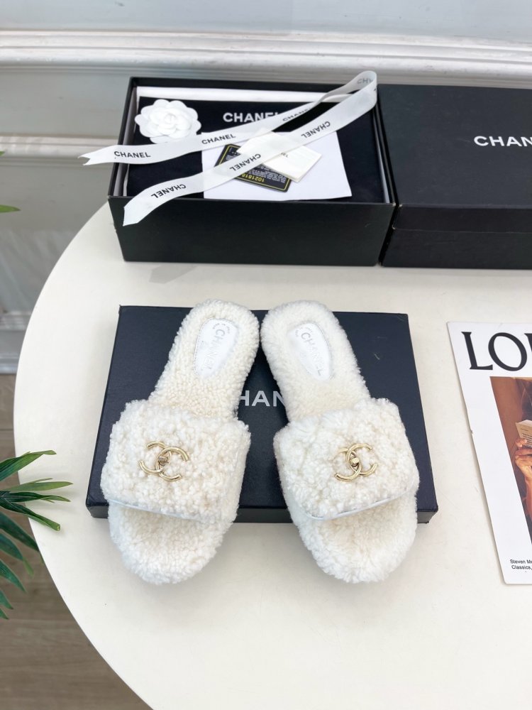 Шлепанцы меховые женские