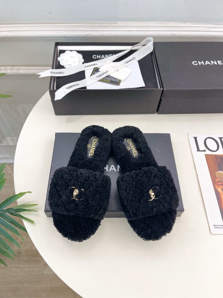 Шльопанці хутряні жіночі