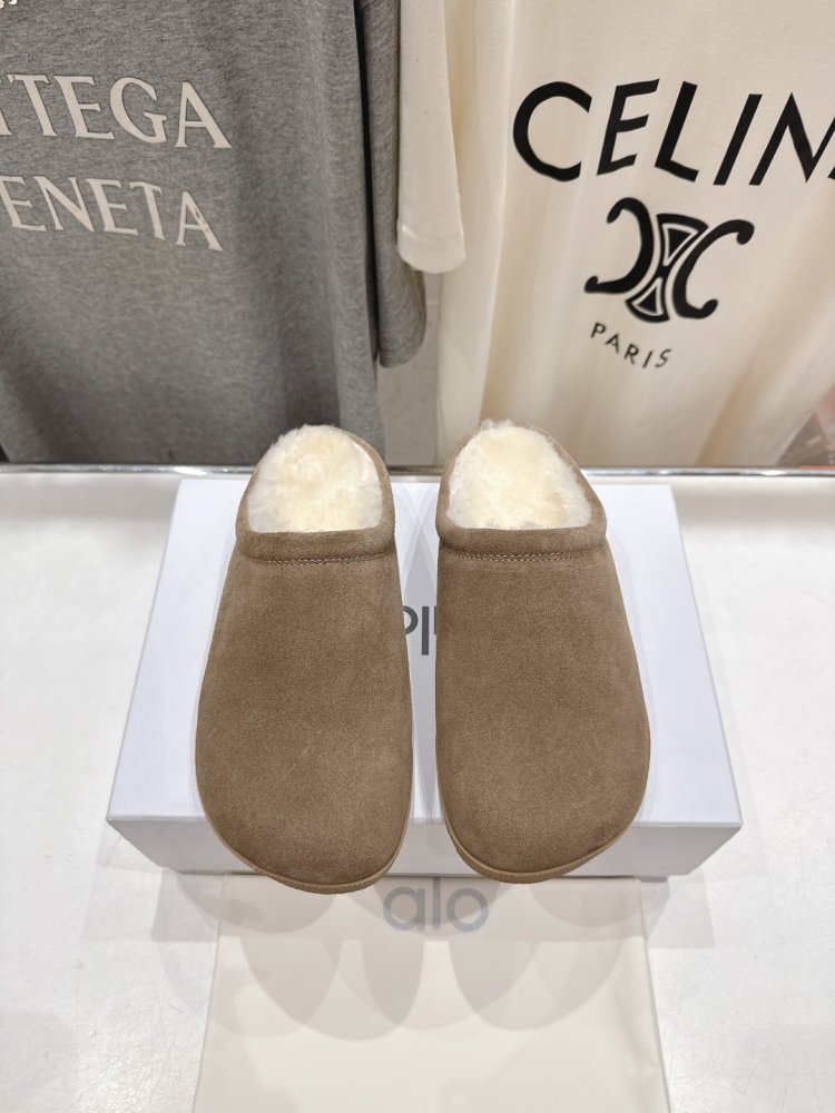 Шлепанцы меховые женские