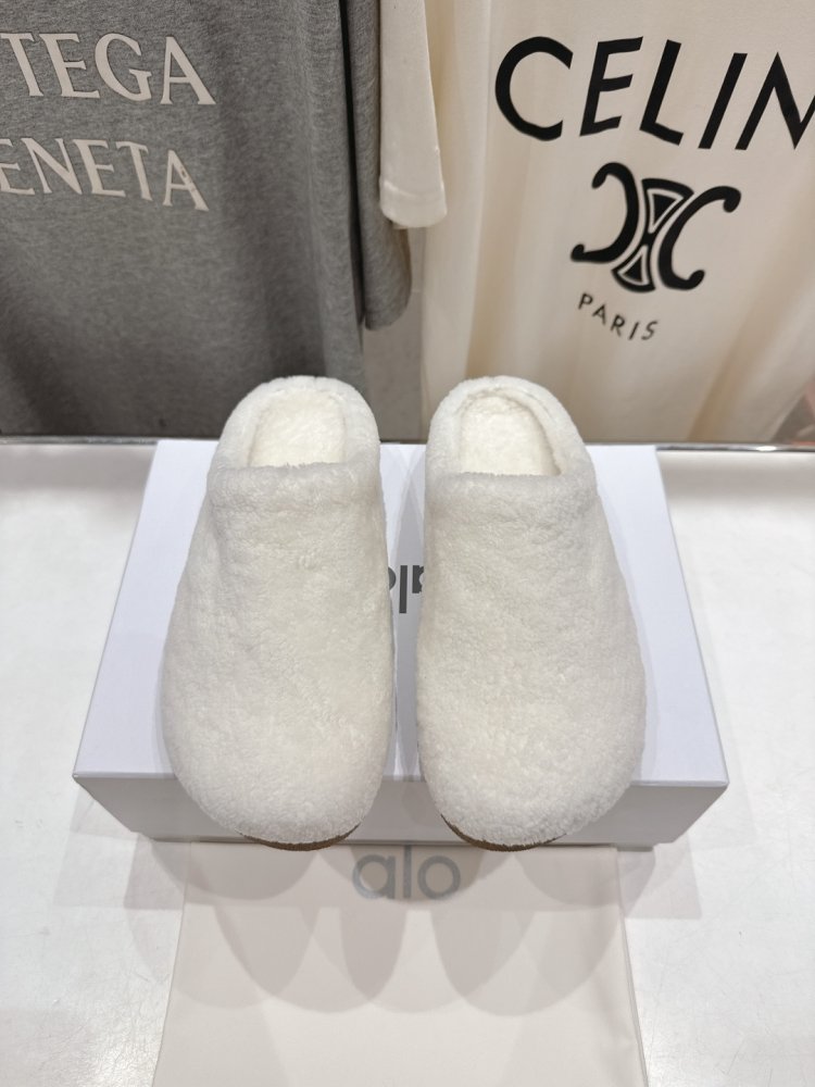 Шльопанці хутряні жіночі