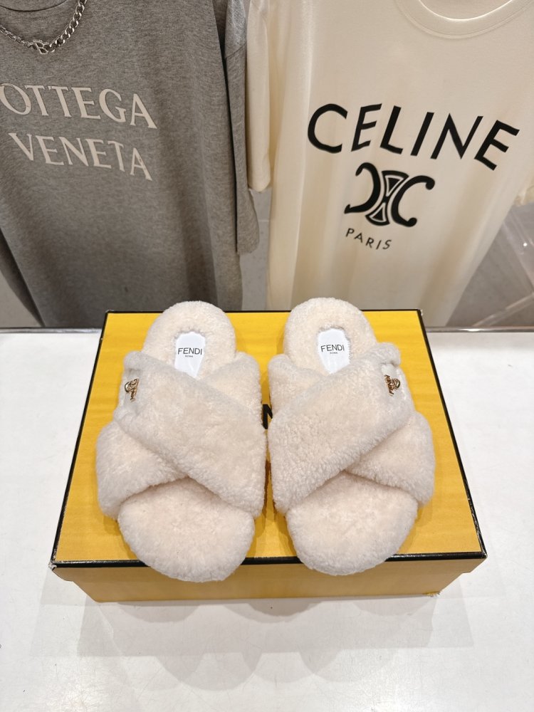 Шлепанцы меховые женские