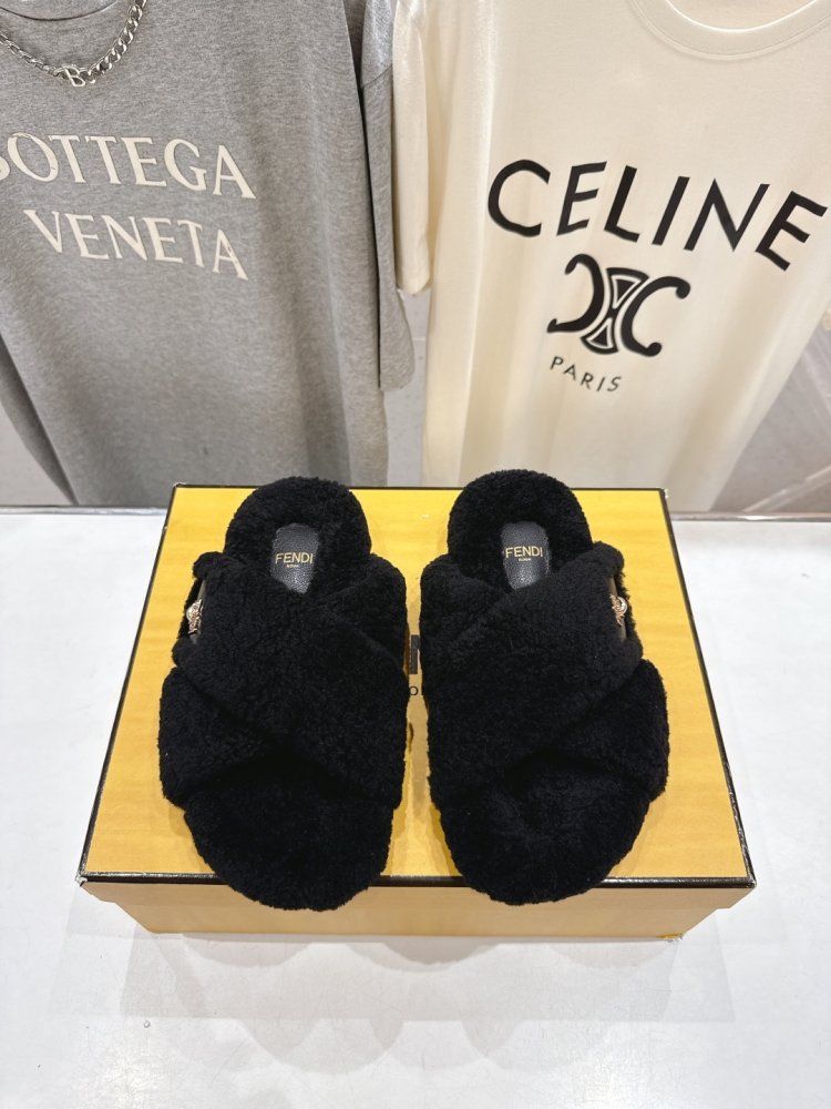 Шлепанцы меховые женские