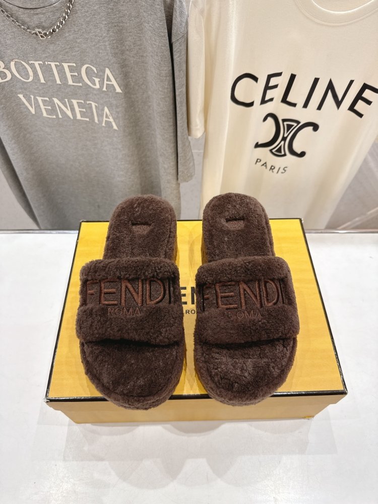 Шльопанці хутряні жіночі