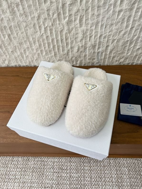 Шльопанці хутряні жіночі