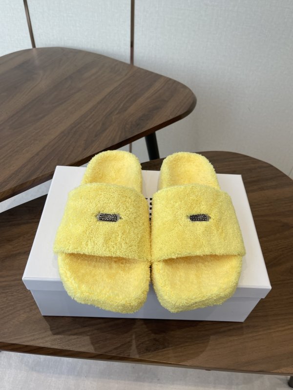 Шлепанцы меховые женские