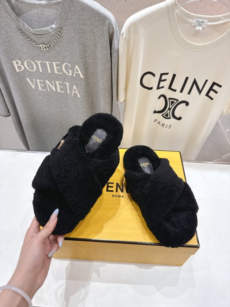 Шлепанцы меховые женские фото 2