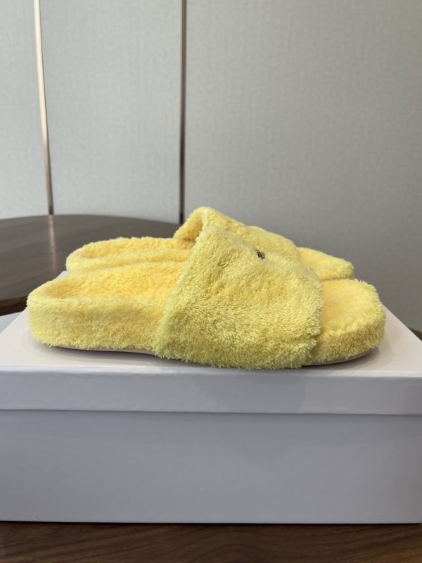 Шлепанцы меховые женские фото 2