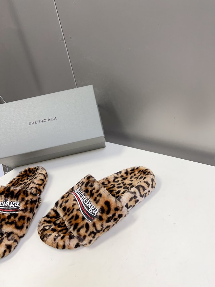 Шлепанцы меховые женские фото 3