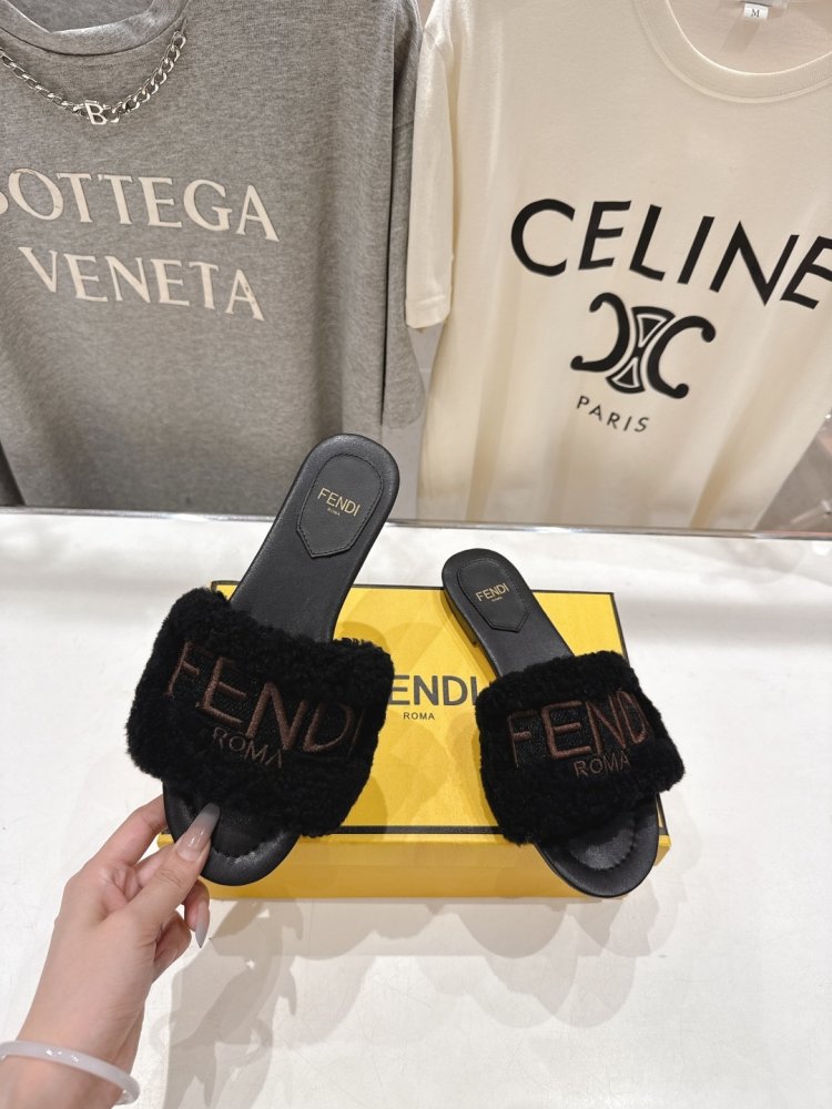 Шлепанцы меховые женские фото 3