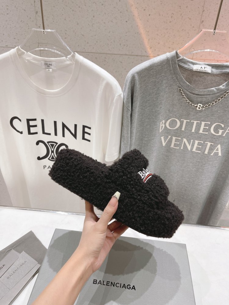 Шлепанцы меховые женские фото 3