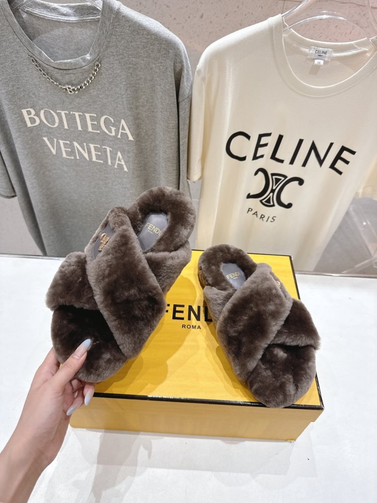 Шлепанцы меховые женские фото 3