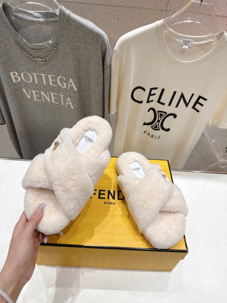 Шлепанцы меховые женские фото 3