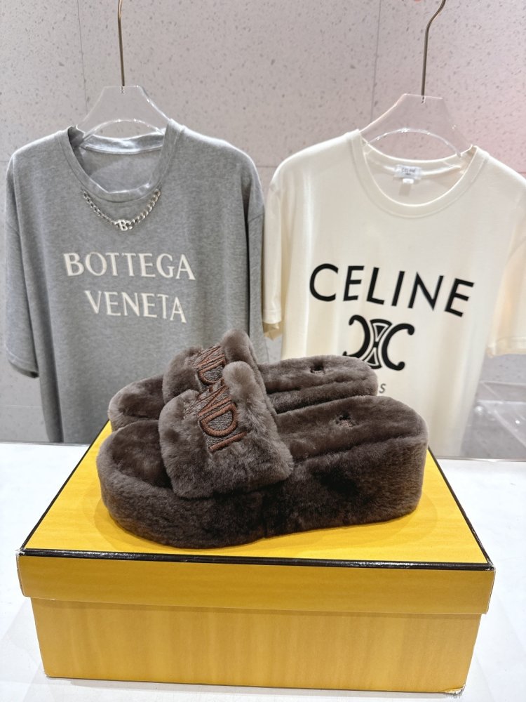 Шлепанцы меховые женские фото 3