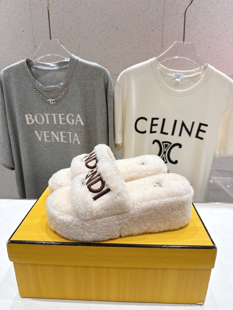 Шлепанцы меховые женские фото 3