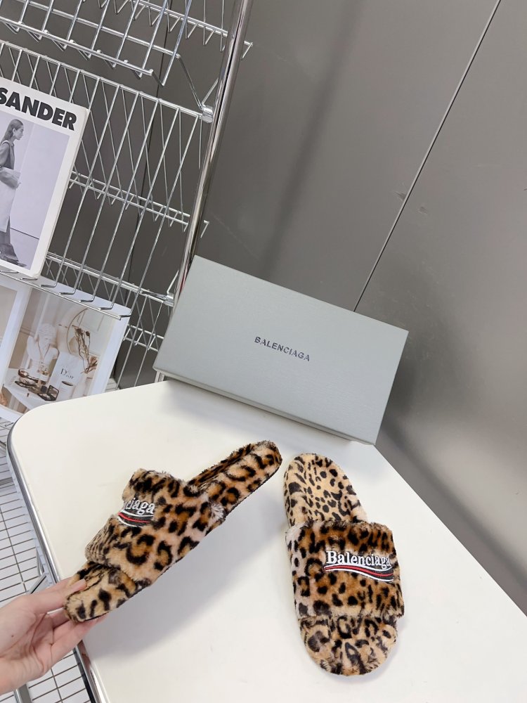 Шлепанцы меховые женские фото 4