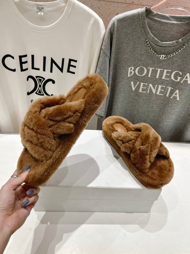 Шлепанцы меховые женские фото 4