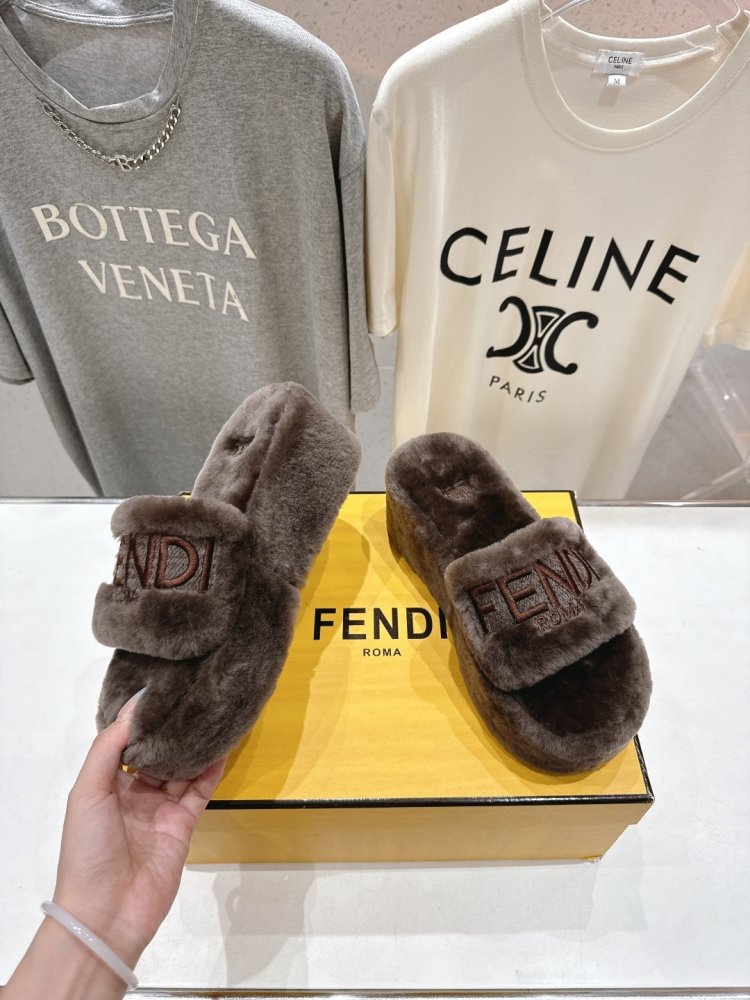 Шлепанцы меховые женские фото 4