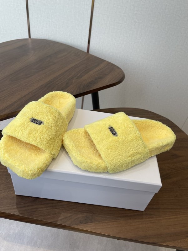 Шлепанцы меховые женские фото 4