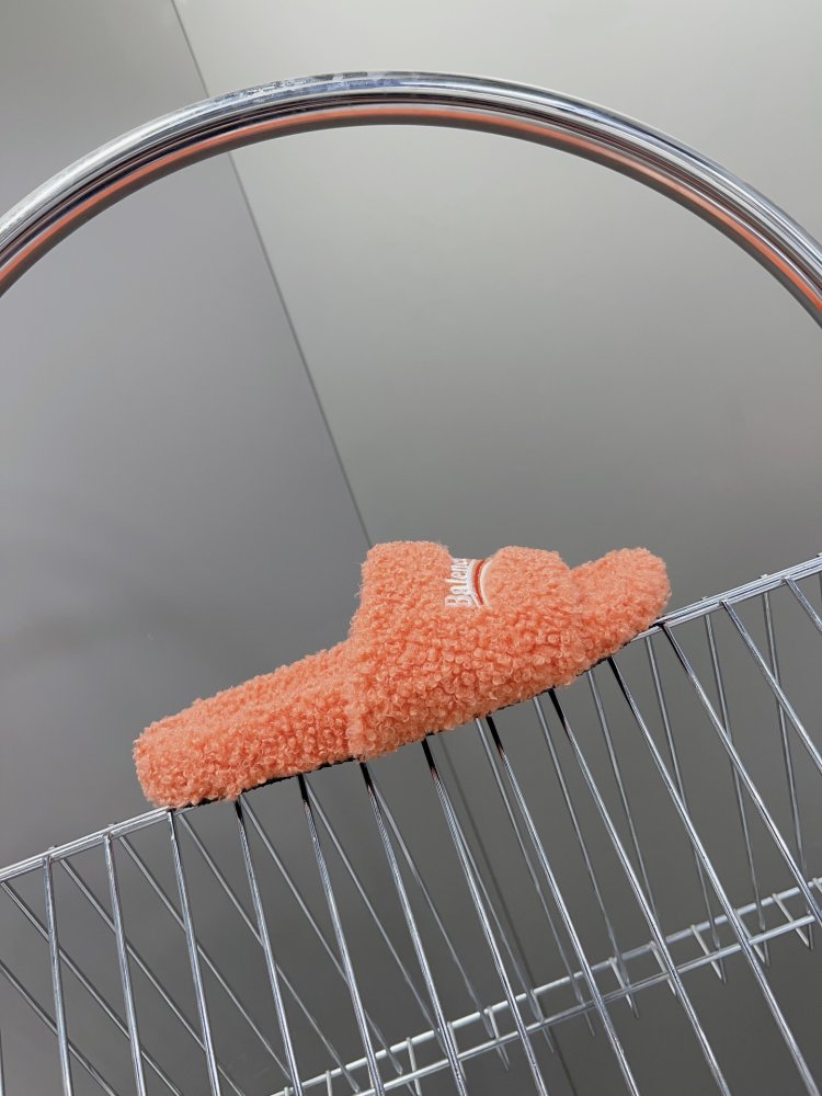 Шлепанцы меховые женские фото 5