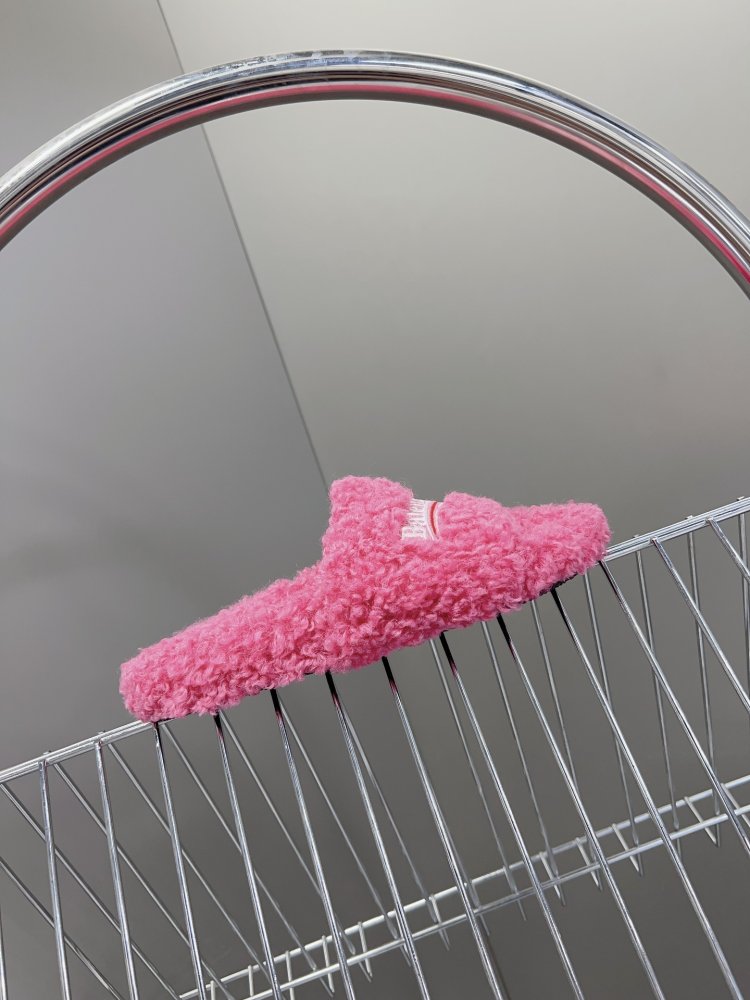 Шлепанцы меховые женские фото 5