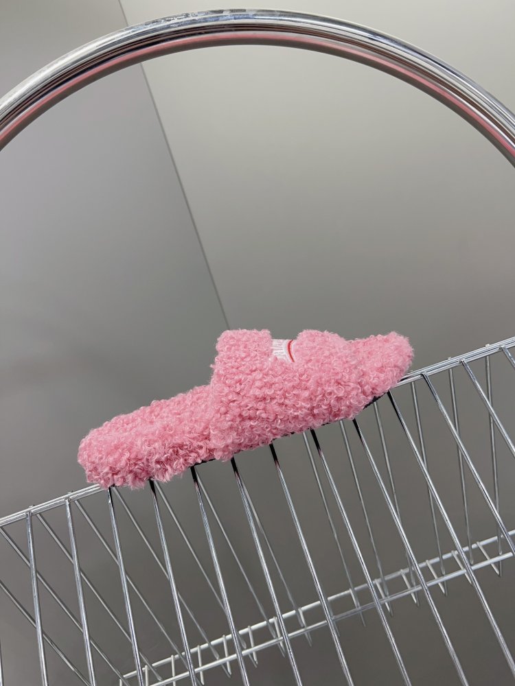 Шлепанцы меховые женские фото 5