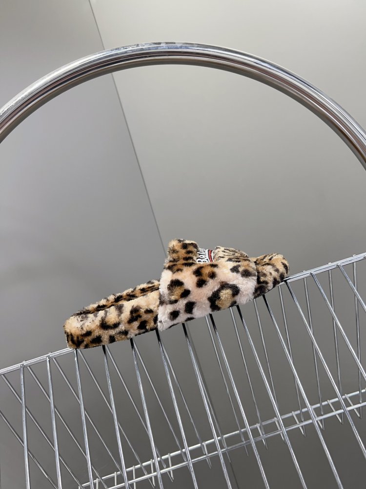 Шлепанцы меховые женские фото 5